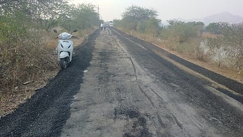 'रात्रीस खेळ चाले', दिवसा रस्ता उखडे.. 