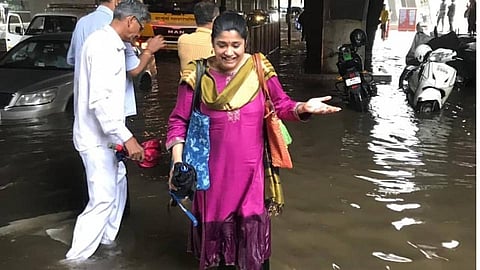 renuka shahane faces problem in mumbai rains