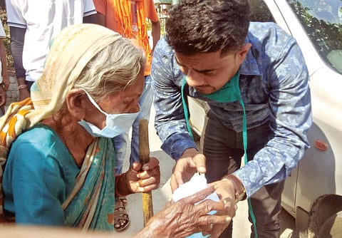 नागपूर : वृद्ध महिलेला सॅनिटायझर व मास्कचे वितरण करताना डॉ. अभिषेक गाडबैल. 