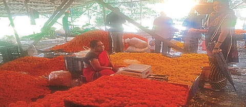 कल्याण फूलबाजार रंगीबेरंगी फुलांनी सजला 