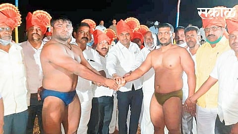 Sudesh Thakur won Galvewadi wrestling competition in Yelapur