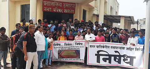 सावनेर : क्रीडाक्षेत्रात भविष्य घडवायचे नाही का, याचा जाब विचारण्यासाठी क्रीडाप्रेमींनी काढलेला मोर्चा.