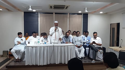 औरंगाबाद ः औरंगाबाद-जालना स्थानिक स्वराज्य निवडणुकीसंदर्भात शनिवारी रात्री पार पडलेल्या बैठकीत अब्दुल सत्तार, हर्षवर्धन जाधव, अंबादास दानवे, विनोद घोसाळकर, कृष्णा   पाटील डोणगांवकर यांच्यासह पदाधिकारी. 