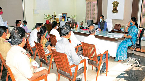 आचारसंहितेचे काटेकोरपणे पालन करा; जिल्हाधिकाऱ्यांच्या नागरिकांना सक्त सूचना