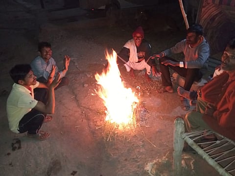गोजेगाव ः औंढा तालुक्‍यातील गोजेगाव येथे थंडीपासून बचाव करण्यासाठी शेकोटी पेटवून उब घेतली जात आहे.