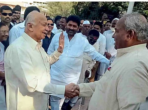 सुशीलकुमार शिंदे- नरसय्या आडम यांचे `या` बाबत  हम साथ.. साथ है..... 