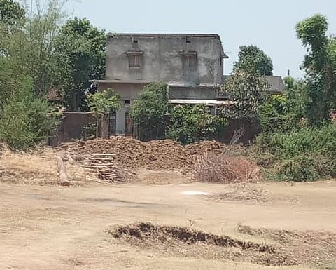  मोहाडी : शासकीय तलावाच्या जमिनीत अतिक्रमणाद्वारे केलेले सपाटीकरण.