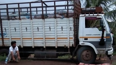 tempo driver dead in belgaum nipani
