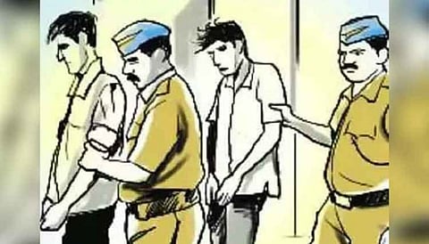 धक्कादायक...! अक्कलकोटमध्ये पोलिसानेच केली चोरी 