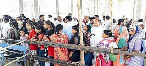 A crowd of one lakh devotees at Triveneshwar