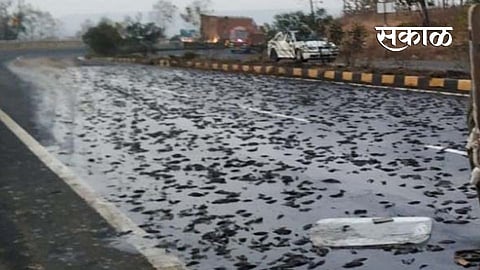 A truck carrying fish overturned in Wardha