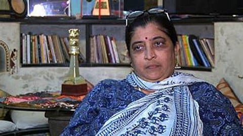 पोलिसांची कृष्णकृत्ये लपविण्यासाठी वर्षा देशपांडेंवर खोटा गुन्हा : ऍड. शैला जाधव