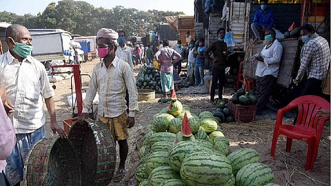 APMC बाहेर अनधिकृत फेरीवाल्यांचे बस्तान, कोरोनाच्या नियमांचे तीनतेरा