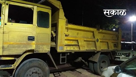 महसूल पथकासह तीन महिलांना वाळू डंपरने चिरडण्याचा प्रयत्न 