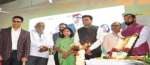 लातूर : महानगरपालिका व जिल्हा प्रशासनाच्या वतीने सोमवारी आयोजित जलपरिषदेच्या उद्‌घाटनप्रसंगी महापौर विक्रांत गोजमगुंडे व इतर. 