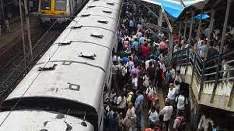 हार्बर मार्गावरील प्रवाशांसाठी गोड बातमी; स्थानकांवर लवकरच मिळणार ही सुविधा