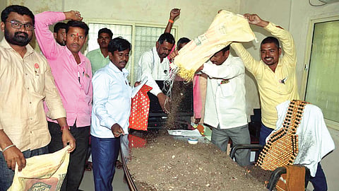 खुर्ची व टेबलावरदेखील पोत्यातील माती टाकून निषेध