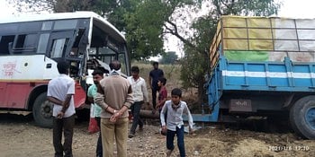 वाहक चालकाची सतर्कता; आणि प्रवाशांचे वाचले प्राण 