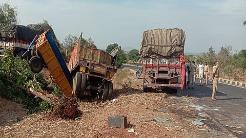 accident in nipani tavandi road one man dead in accident 4 people injured