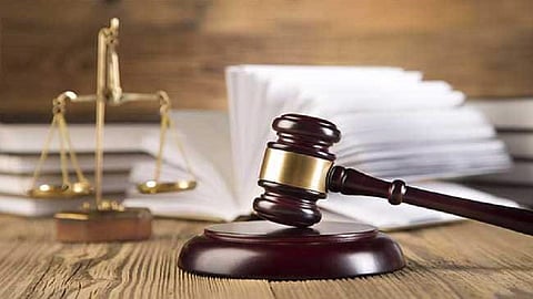ही तर हद्दच झाली...ऑनलाईन सुनावणीला चक्क बनियानवर अवतरला वकील 