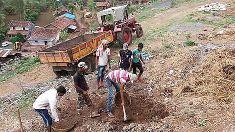 श्रमदान, स्वखर्चातून देवमाळावर वृक्षलागवड 