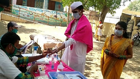 शेळका-धानोरा (ता. कळंब) : बोहल्यावर चढण्यापूर्वी रक्तदान करण्यास आलेले वधू-वर. 