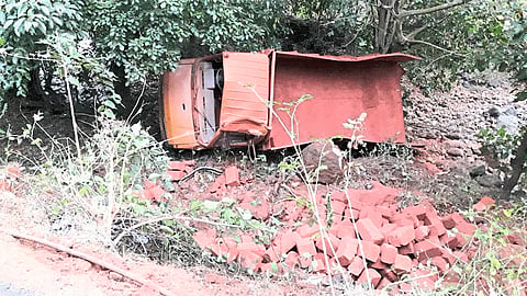 Three Dead In Chire Carrying Truck Accident In Ratngiri Taluka 