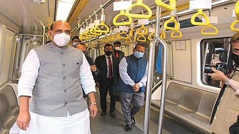 "ड्रायव्हरलेस मेट्रो' लवकरच मुंबईच्या सेवेत; संरक्षणमंत्र्यांच्या हस्ते कोचचे अनावरण