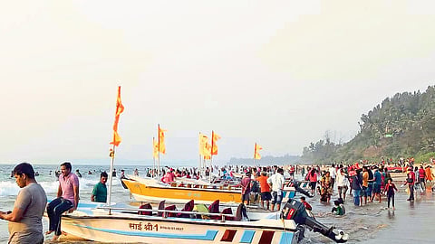 Crowds of tourists in Ganpatipule lakhs Of Turnover on the first day