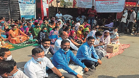 उपोषणकर्त्याची प्रकृती खालावली! टेक्‍नोक्राफ्ट इंडस्ट्रीज इंडियाच्या कामगारांचे आंदोलन 