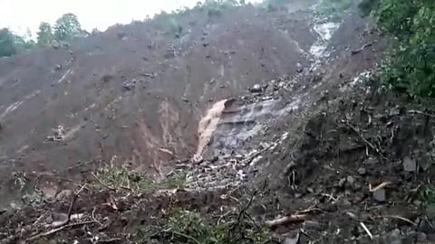 वाडा-खोडाळा दरम्यानच्या घाटात कोसळलेला डोंगर. 