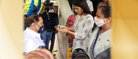 खडसेंचे कोथळीत जल्लोषात स्वागत; स्नुषा रक्षा खडसेंनी केले औक्षण !  
