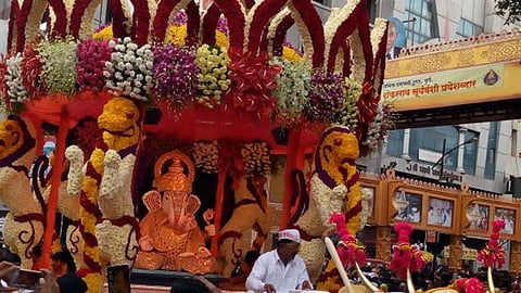 दगडूशेठची प्रतिष्ठापना पाहा LIVE : गणेश प्रतिष्ठापनेचा उत्साह शिगेला... 