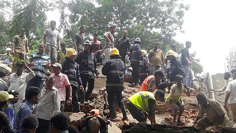 इमारत कोसळून मुंबईत 17 जण ठार 