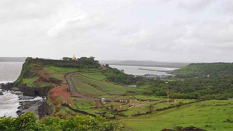 नवलाई अन्‌ थरार - रत्नदुर्ग