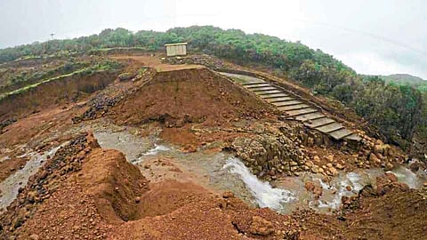 रत्नागिरी : केमसे जलसाठा फुटल्याने अकरा कुटुंबांच्या जगण्याची दैना