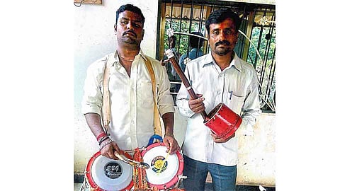 देशावरचे गोंधळी देवी महिम्यामुळे गावतळेत 
