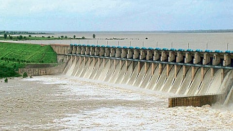 water discharge from Isapur dam in yavatmal district 