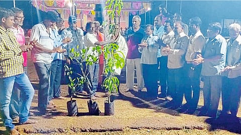 Kunkeshwar Villagers Give Save Environment Message Through Holi