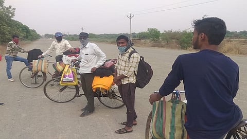 जालना : जिल्ह्यात अडकलेले कामगार सायकलने झाशीकडे सायकलीने प्रवास करताना. 