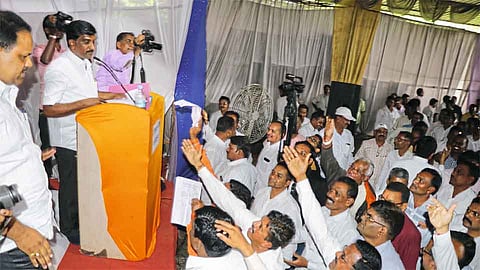 कोल्हापूर : प्राथमिक शिक्षक बँकेच्या कर्मचारी भरतीवरून सभेत गोंधळ 