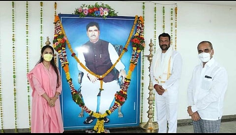 दिवंगत गोपीनाथराव मुंडे यांना खासदार मुंडेंकडून अभिवादन 