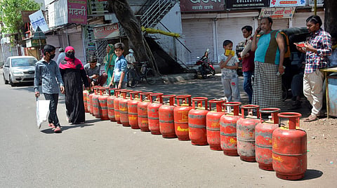 सोलापुरात एका दिवसात 12 हजार गॅस सिलिंडरचे वितरण 