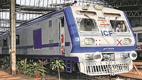 मध्य रेल्वेकडून CSMT ते कल्याण एसी लोकलला हिरवा कंदील