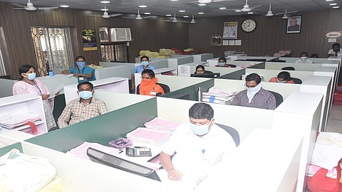 सरकारी कर्मचाऱ्यांना धसका 
