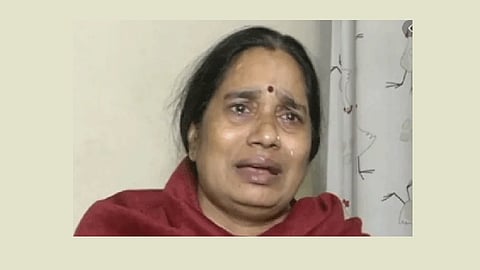Nirbhaya Case : निर्भयाच्या आईला न्यायालयात अश्रू अनावर; म्हणाल्या...