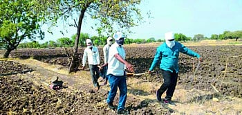 भुकेने व्याकुळ पडलेला, जवळ कोणी जाईना...पण खाकी आली धावून ! 