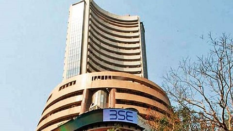 शेअर मार्केटमध्ये निर्देशांकाची विक्रमी आगेकूच, रुपया स्थिर