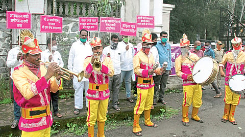 जिल्ह्यात तब्बल 600 व्यावसायिकांची उपासमार, बॅंड वादक रस्त्यावर