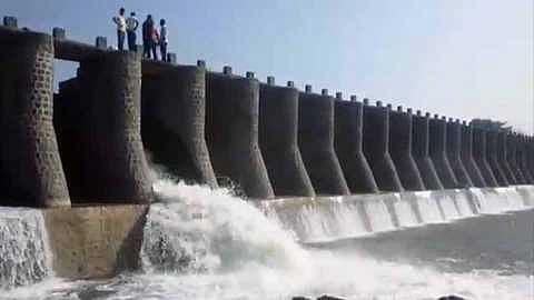 Water leaked from the embankment on Kashi river in Nagar district